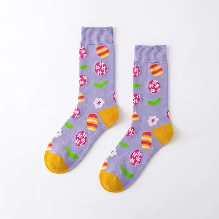 1 paire de chaussettes unisexes avec fond violet clair, motifs œufs de Pâques et floraux, talon et b