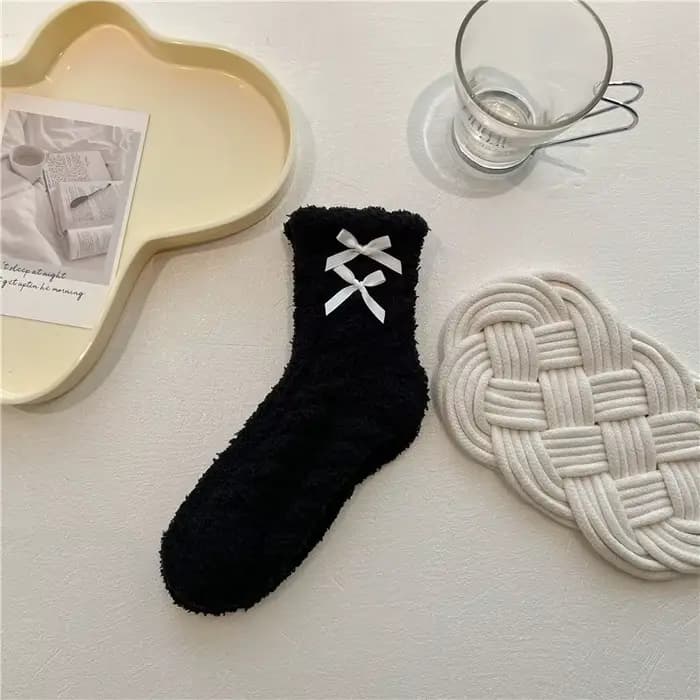 Chaussettes floues mignonnes pour femmes, blanc, noir, sourire chaud, fleur Kawaii, nœud papillon mo