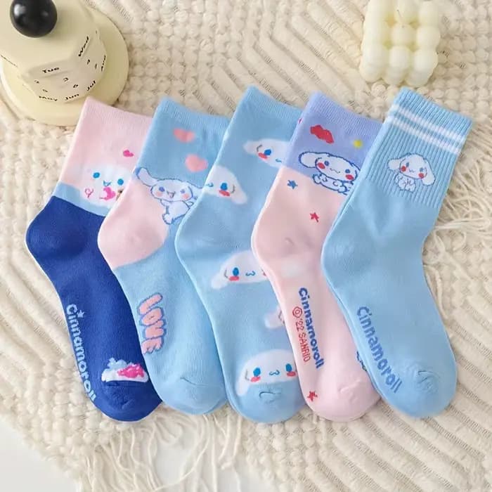 Chaussettes Cinnamoroll, avec des motifs cousus délicats, le mélange parfait entre douceur et tendre