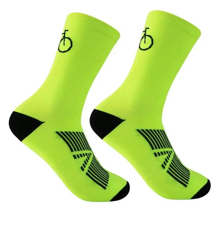 Une paire de chaussettes de cyclisme pour sports de plein air