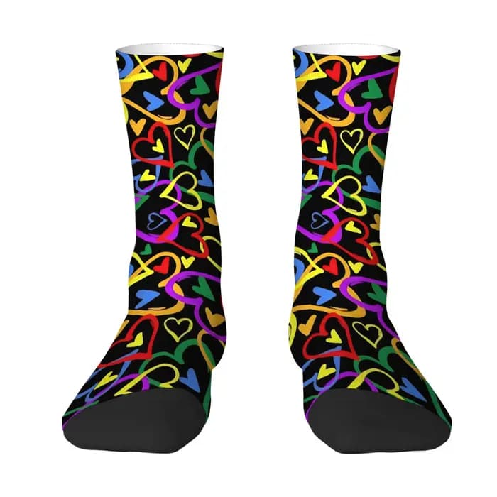 Chaussettes mi-mollet pour hommes à motif cœur graffiti sur le thème de l'arc-en-ciel pour un look vibrant et accrocheur pour les soirées de rue