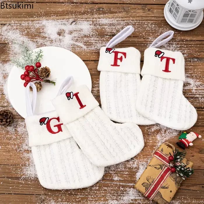 Chaussettes tricotées brodées de lettres de noël