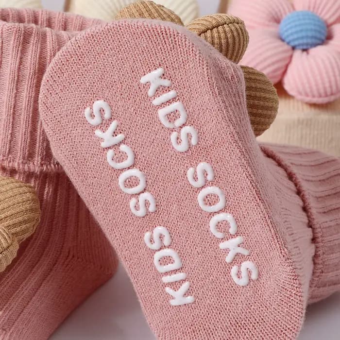 Jolies chaussettes tricotées pour nouveau-né