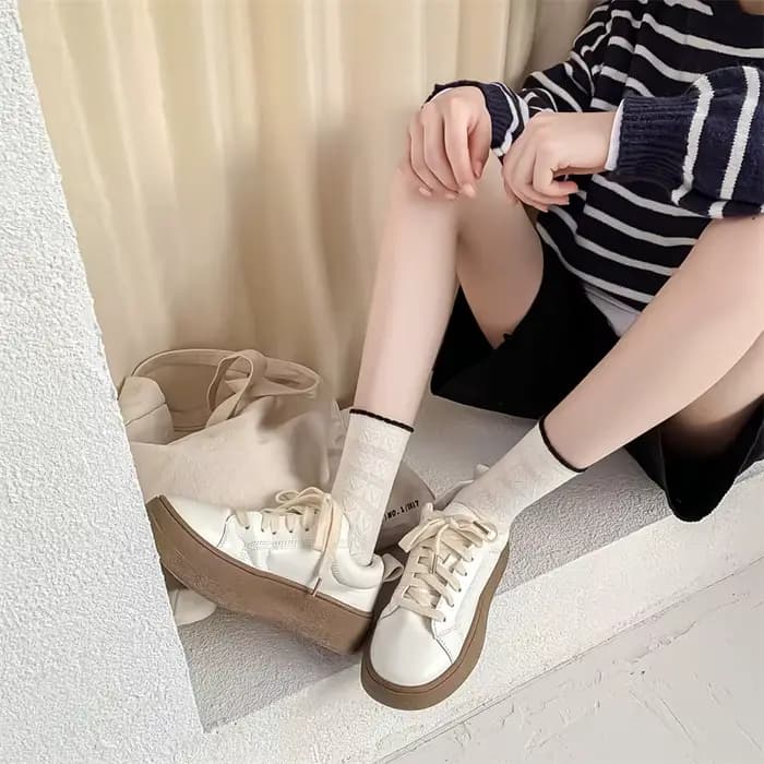 Chaussettes pour femmes à bordure fleurie, mode printemps-été, chaussettes respirantes mi-mollet, en coton fin, confortables, couleur unie blanche