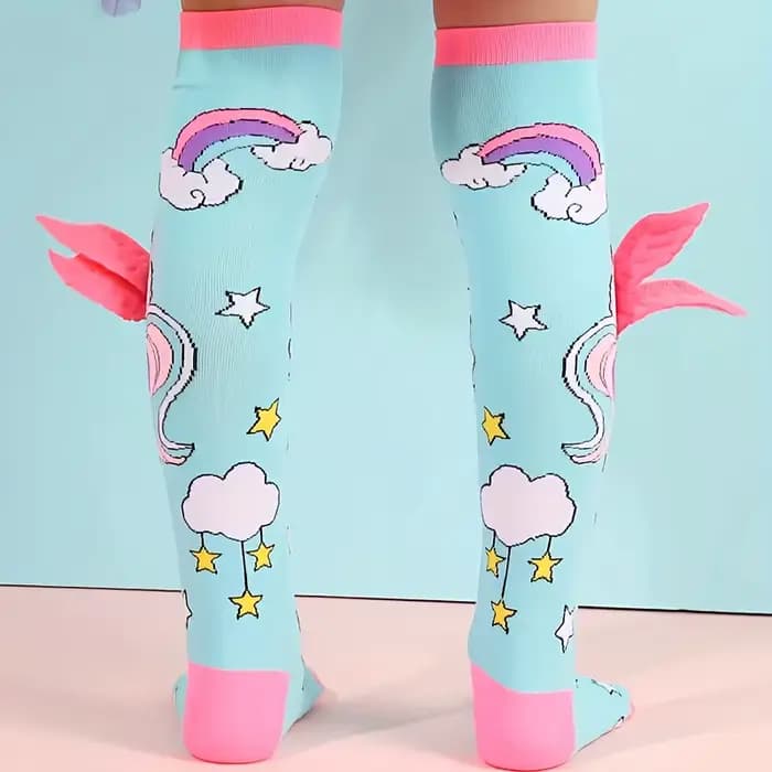 Une paire de chaussettes licorne avec ailes roses pour les dessins animés pour enfants