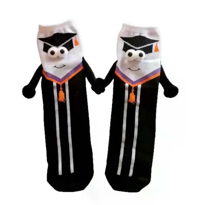 Une paire de chaussettes d'extérieur unisexes avec imprimé saison de remise des diplômes