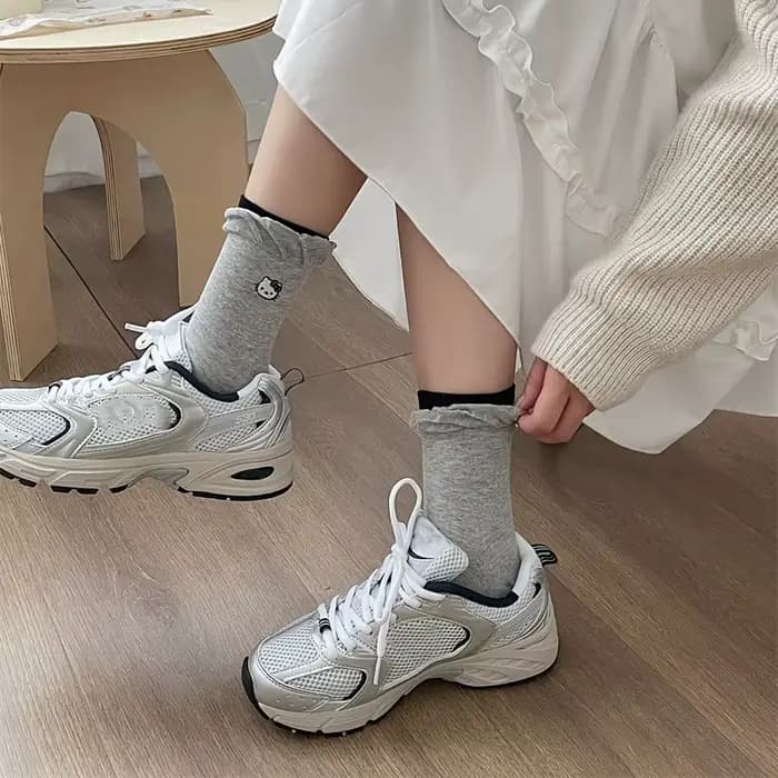 Chaussettes à volants Hello Kitty, chaussettes en coton pour filles, chaussettes courtes Kawaii avec broderie de nœud