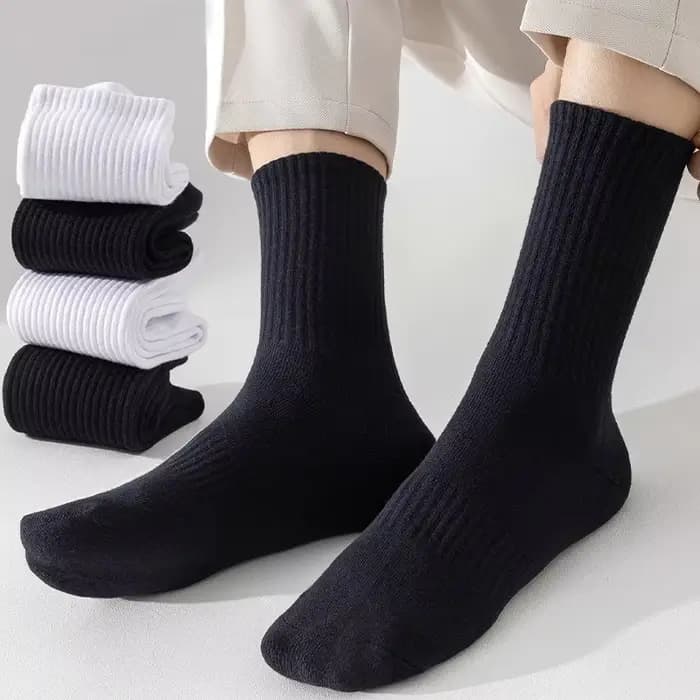 Chaussettes noires et blanches à la mode