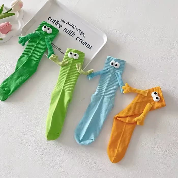 Chaussettes magnétiques tenant la main