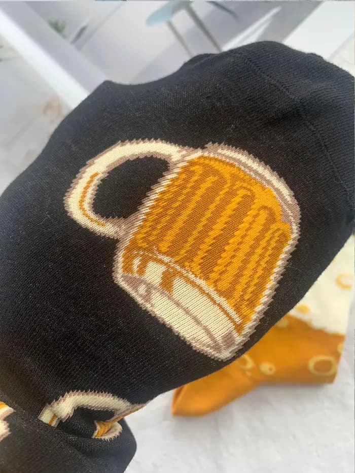 1 paire de chaussettes amusantes en jacquard côté AB pour femmes, caractère de bière, fantaisie