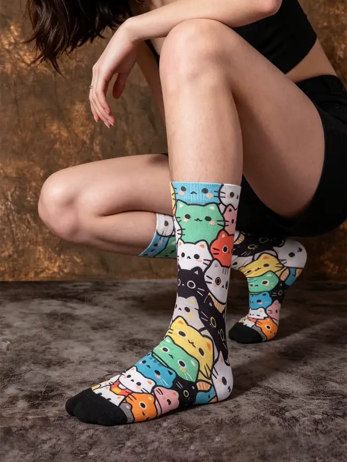 1 paire de chaussettes mi-mollet pour femme avec imprimés de chats de dessins animés sur toute la surface