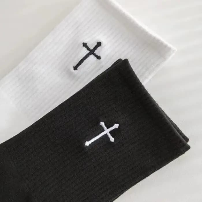 Chaussettes mi-longues croisées noires et blanches