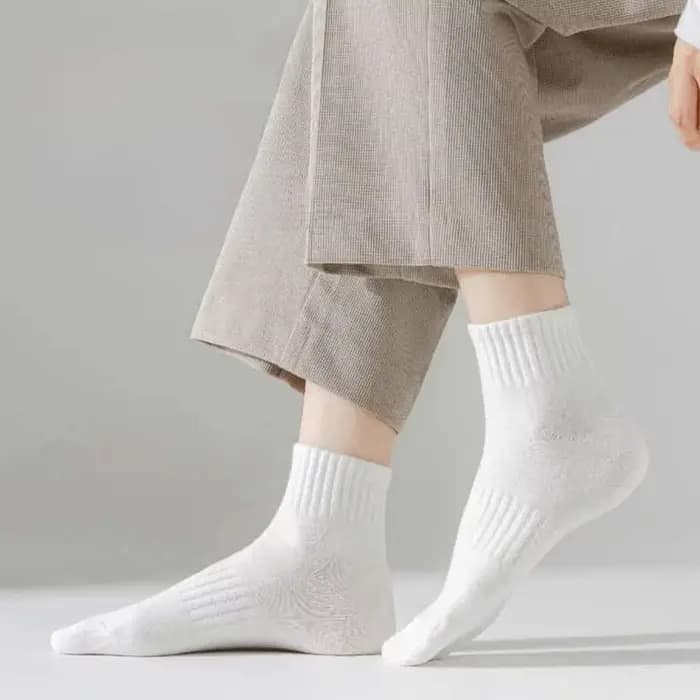 Chaussettes courtes classiques noires et blanches pour femmes