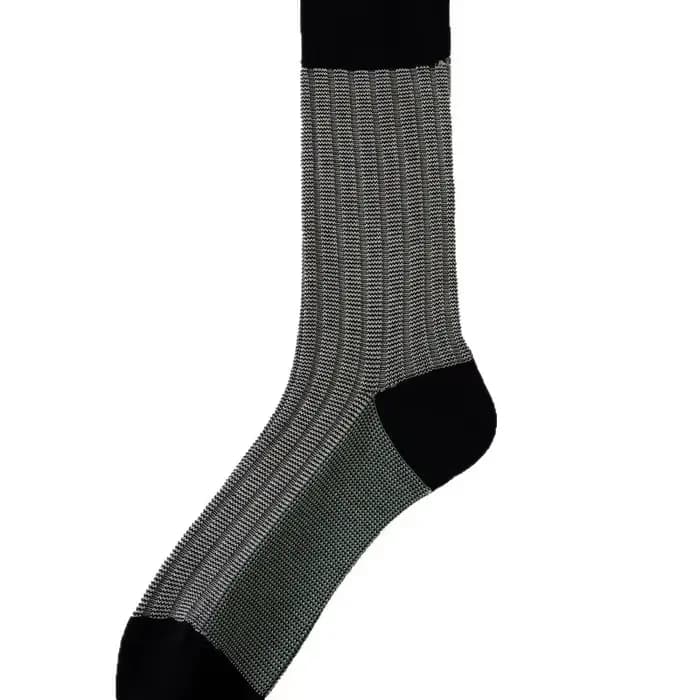 Les chaussettes tricotées confortables à la mode pour hommes et femmes sont douces et respirantes, adaptées aux vêtements décontractés au printemps et en automne
