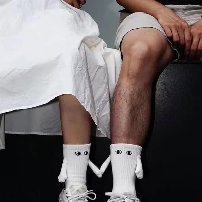 Mode dames chaussettes drôle créatif main tenant noir blanc dessin animé yeux couple chaussettes