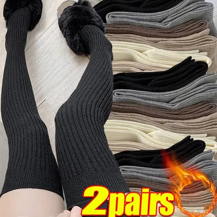 Chaussettes hautes pour femmes associées à des bottes noir blanc pur coton automne et hiver