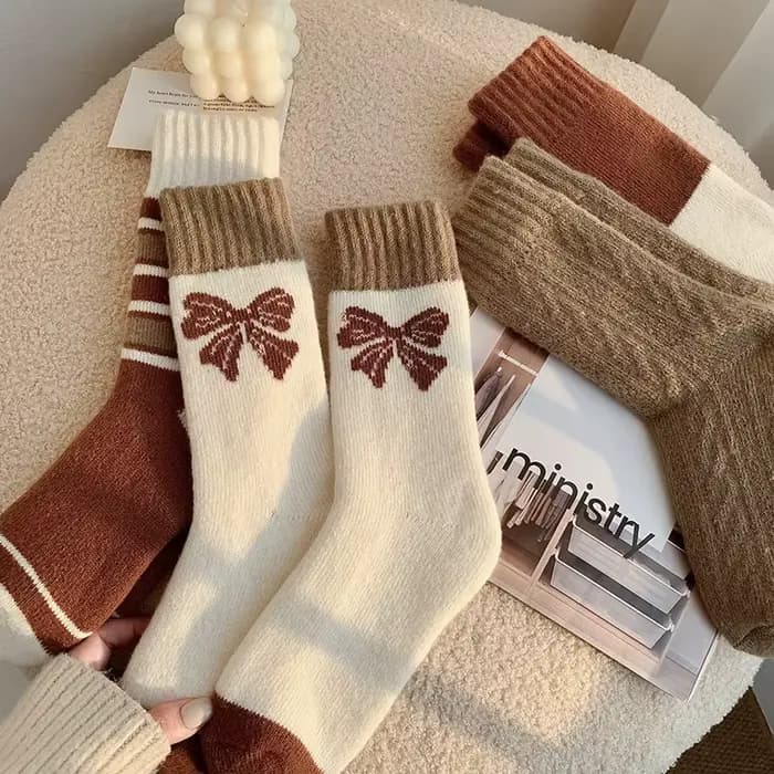 Chaussettes pour femmes mi-mollet, nouvelle collection automne-hiver, épaisses, chaudes, en coton et velours, avec motifs boucles, nœuds et rayures, résistantes au froid et au gel.