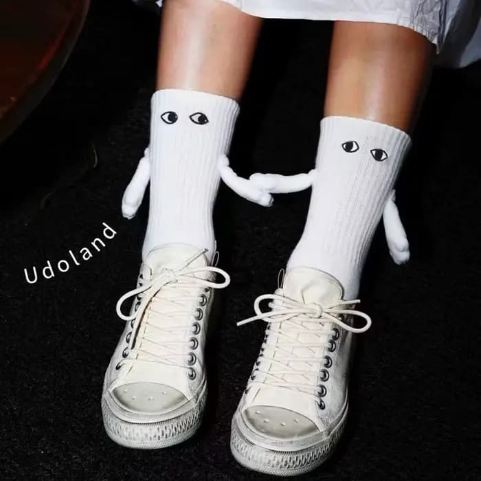 Mode dames chaussettes drôle créatif main tenant noir blanc dessin animé yeux couple chaussettes