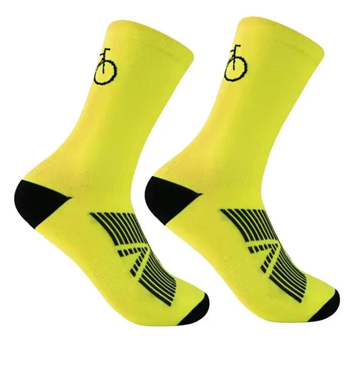 Une paire de chaussettes de cyclisme pour sports de plein air