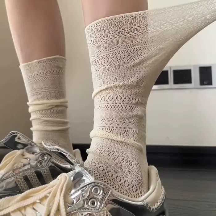 Chaussettes à poils blancs ajourés en maille douce