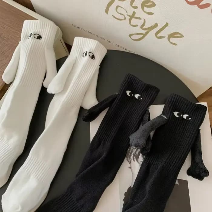 Yeux de littérature mignons de dessin animé, chaussettes de couple qui peuvent se tenir la main, chaussettes mignonnes et polyvalentes pour les petites amies à la mode