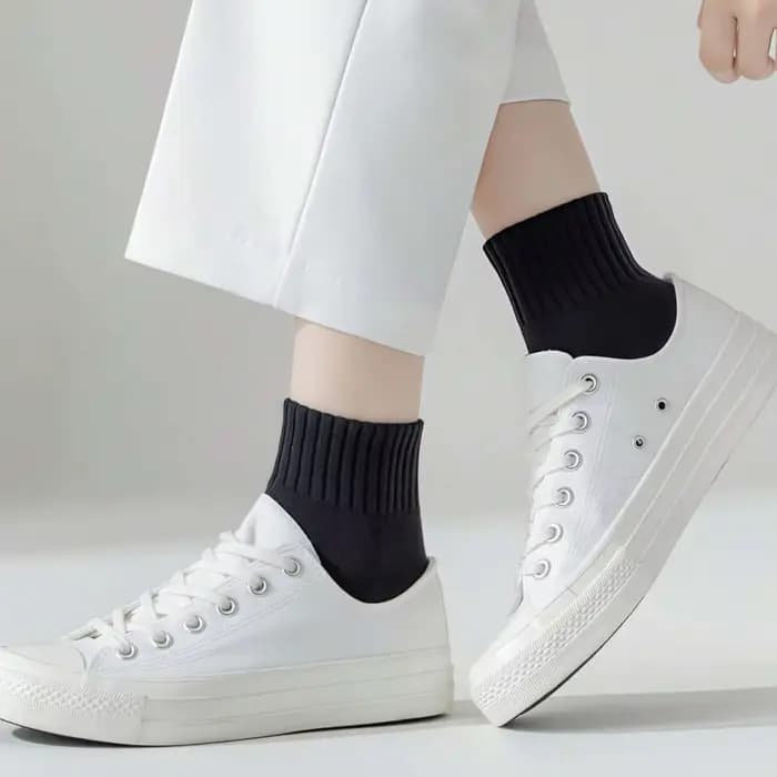 Chaussettes courtes classiques noires et blanches pour femmes