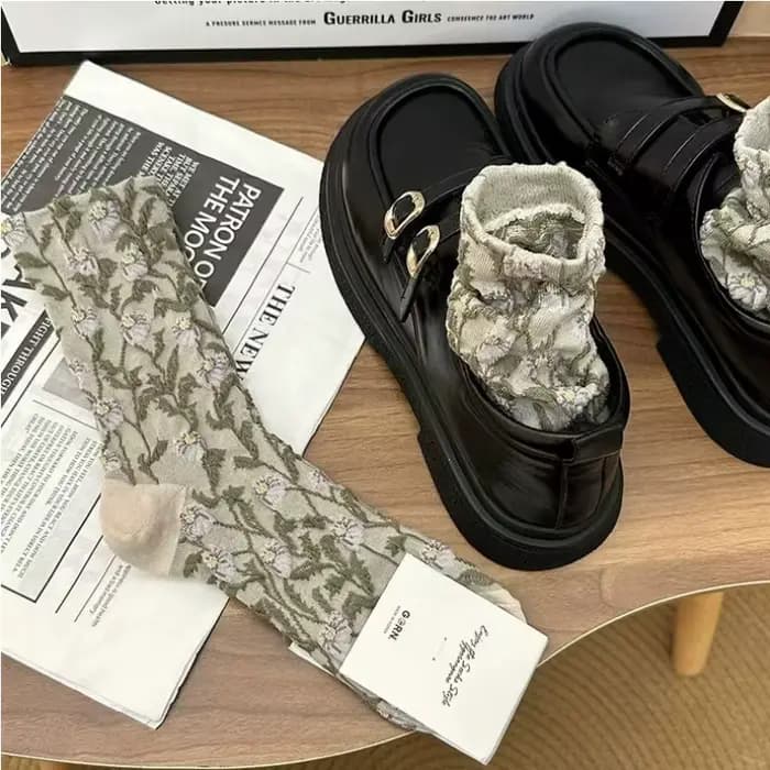 Chaussettes brodées de fleurs pour femmes