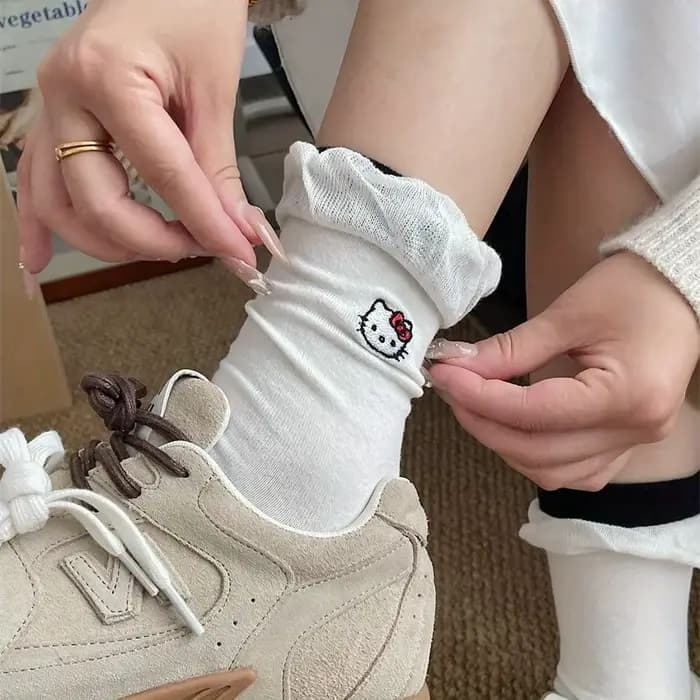 Chaussettes à volants Hello Kitty, chaussettes en coton pour filles, chaussettes courtes Kawaii avec broderie de nœud