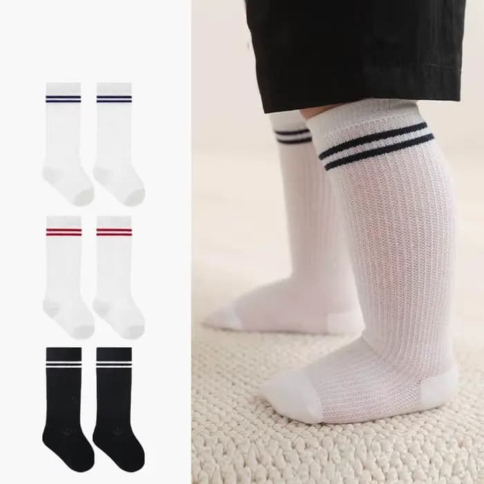 Une paire de chaussettes pour nouveau-nés