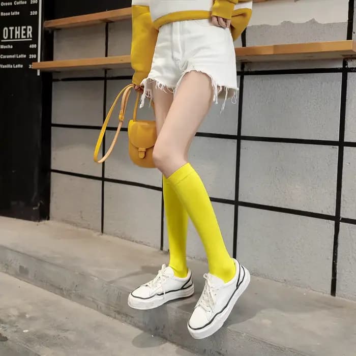 Chaussettes hautes colorées pour femmes