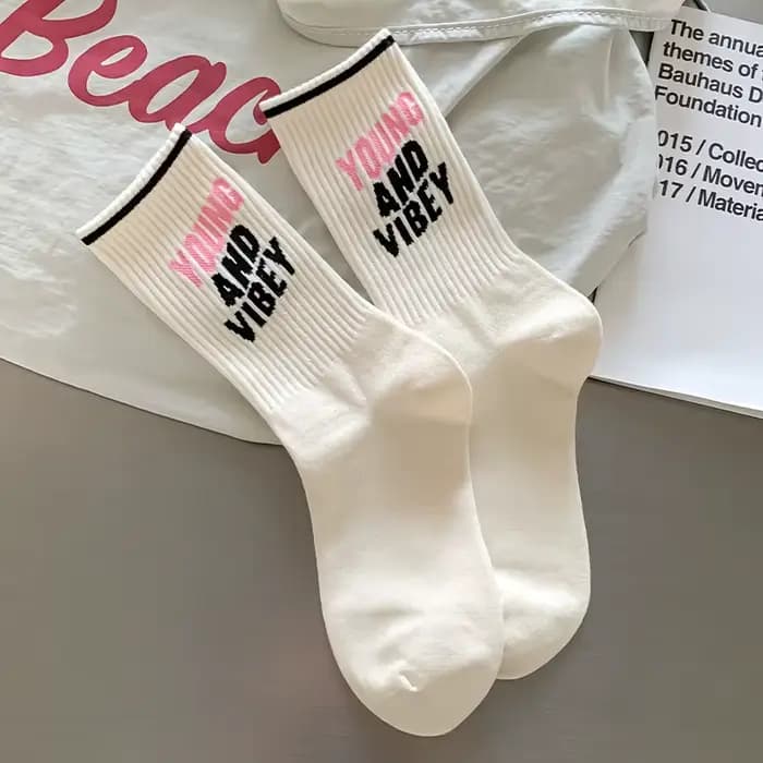 5 paires de chaussettes de sport pour femmes en automne hiver avec lettres rayées absorbant la sueur anti-odeur rétro