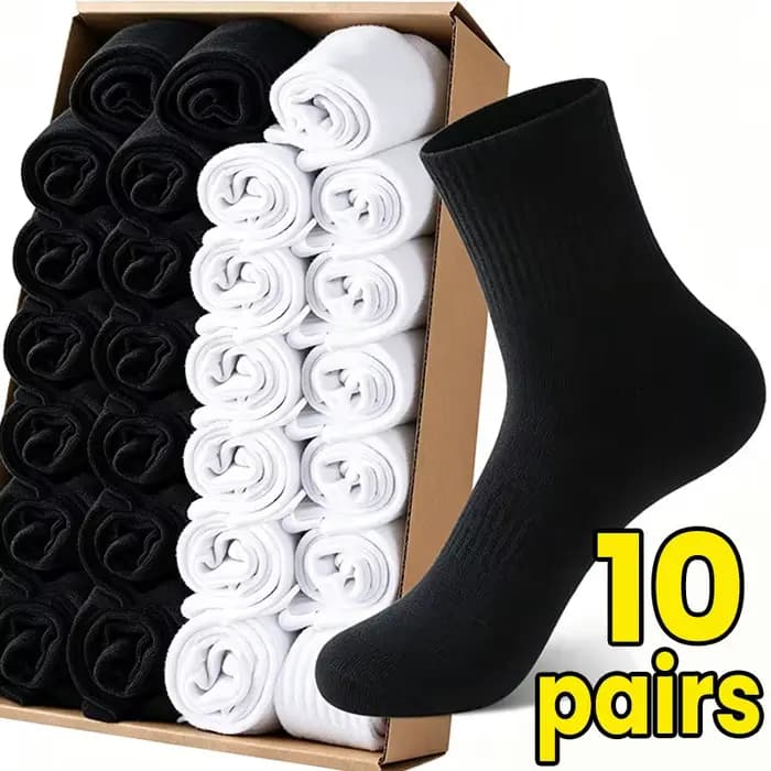 Chaussettes noires et blanches à la mode