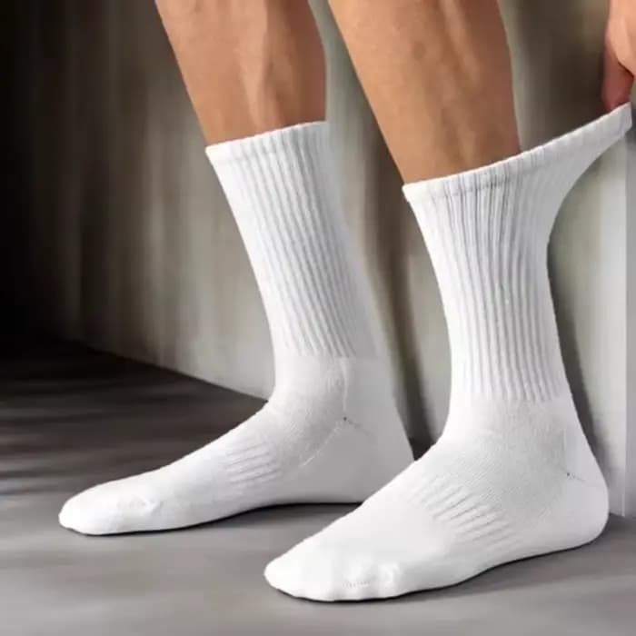 Chaussettes noires et blanches à la mode