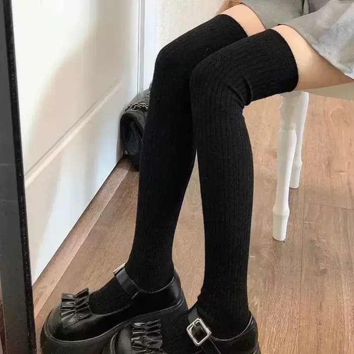 Chaussettes hautes pour femmes associées à des bottes noir blanc pur coton automne et hiver chausset