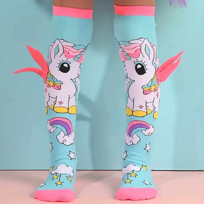 Une paire de chaussettes licorne avec ailes roses pour les dessins animés pour enfants, adaptées à l