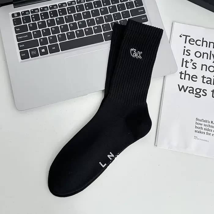 Chaussettes pour hommes nouvelle broderie mode couleur unie Simple basique longues chaussettes pour