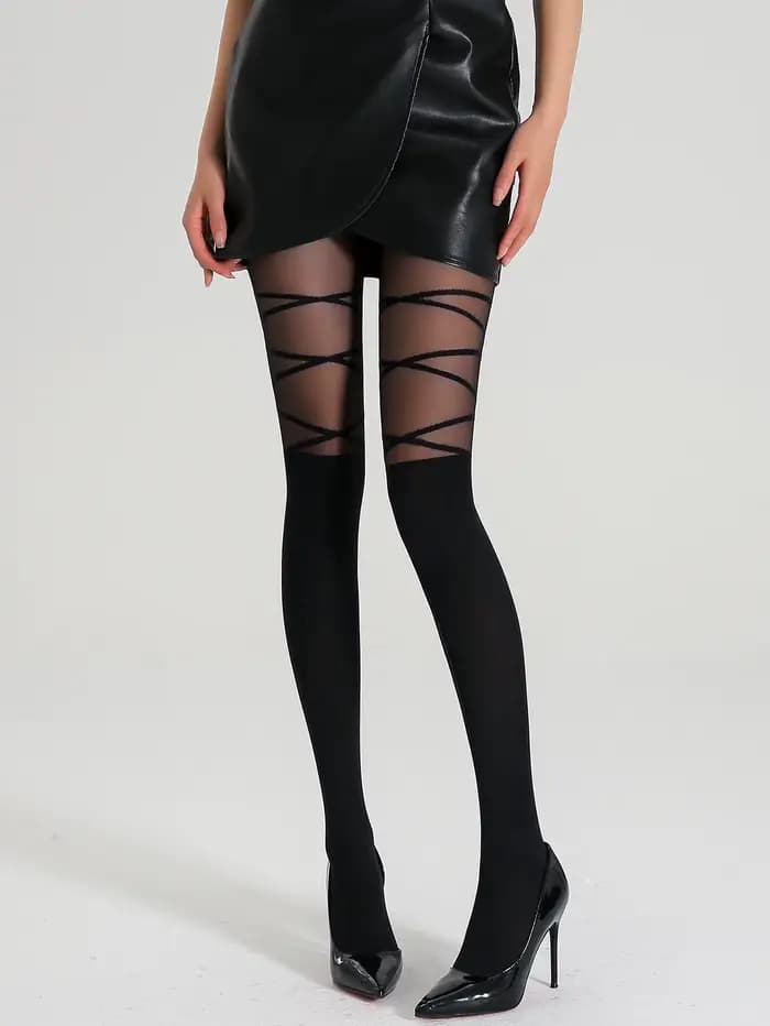 Une paire de collants rayés élégants pour femmes avec sangle de cuisse collants translucides à haute