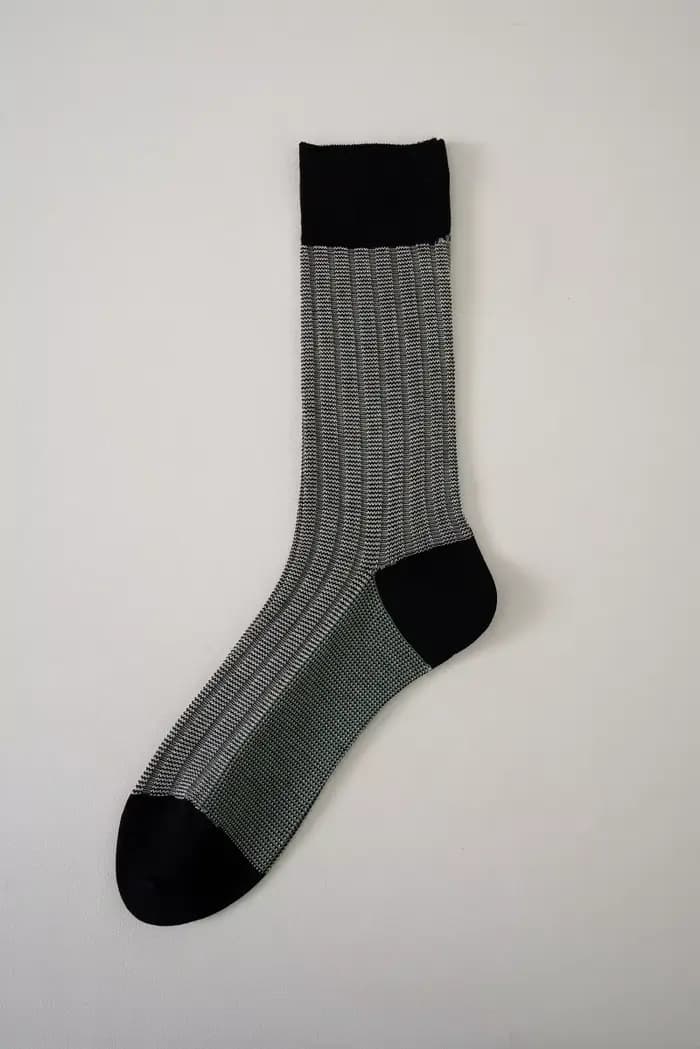 Les chaussettes tricotées confortables à la mode pour hommes et femmes sont douces et respirantes, a