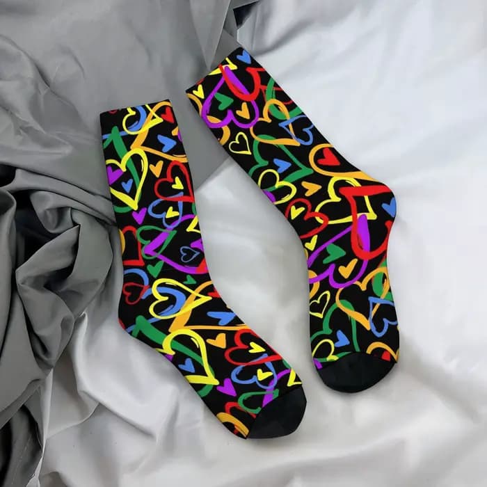 Chaussettes mi-mollet pour hommes à motif cœur graffiti sur le thème de l'arc-en-ciel pour un look v