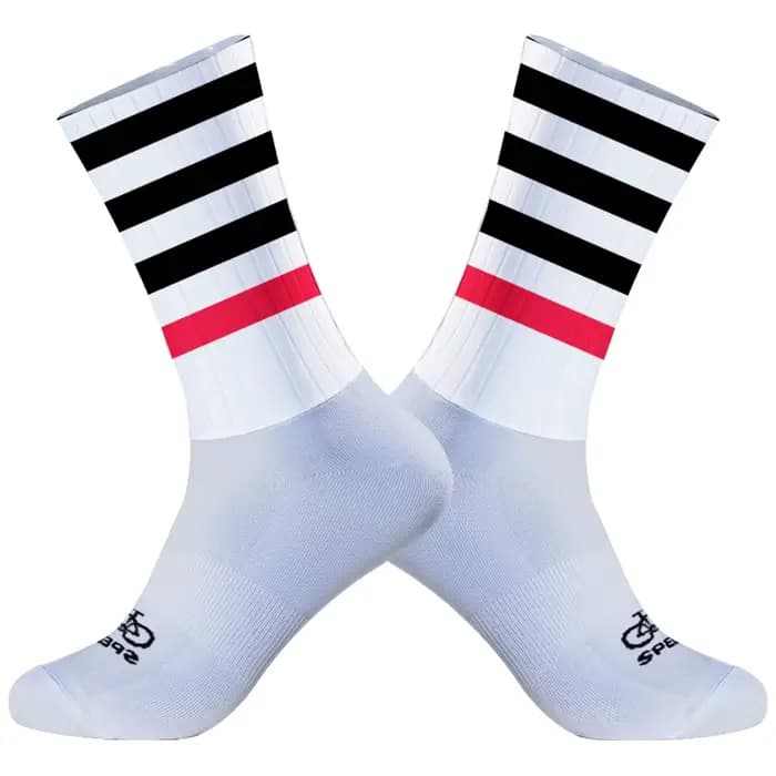 Les chaussettes de cyclisme de sport confortables, respirantes, absorbant la transpiration vous offr