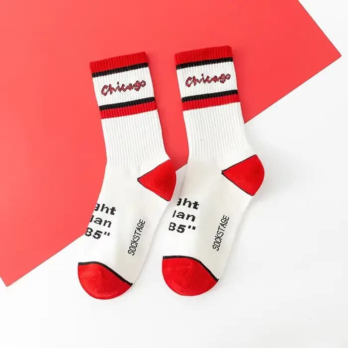 Chaussettes de skateboard de rue pour hommes en noir et rouge, parfaites pour les sports décontracté