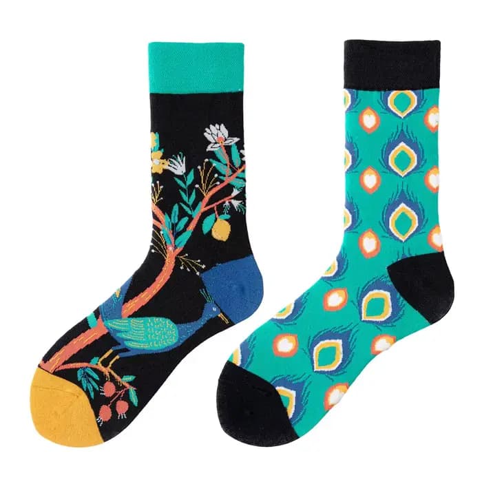 Chaussettes mi-mollet d'inspiration rétro avec motif paon AB, exuding un ambiance artistique, parfai