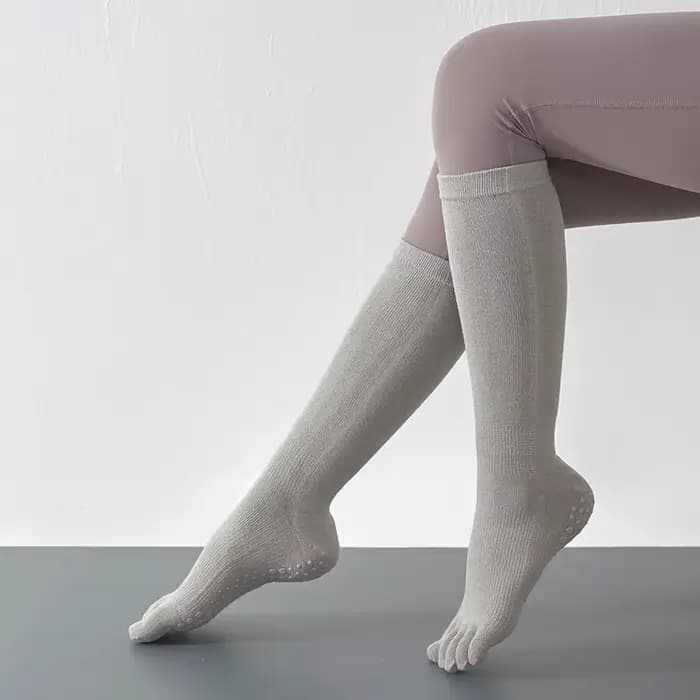 Chaussettes de Sport à 5 doigts pour femmes, longues, en coton solide, en Silicone, antidérapantes, mode coréenne, pour gymnastique, Yoga, Pilates, avec orteils