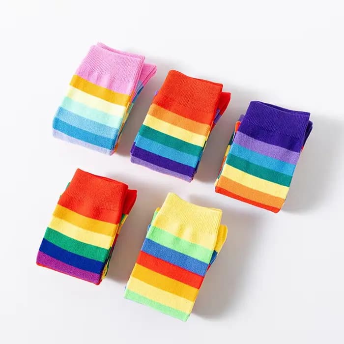 Chaussettes longues rouges à rayures colorées pour femmes