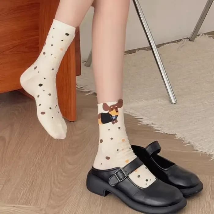 Chaussettes mi-mollet amusantes à motif de teckel de dessin animé