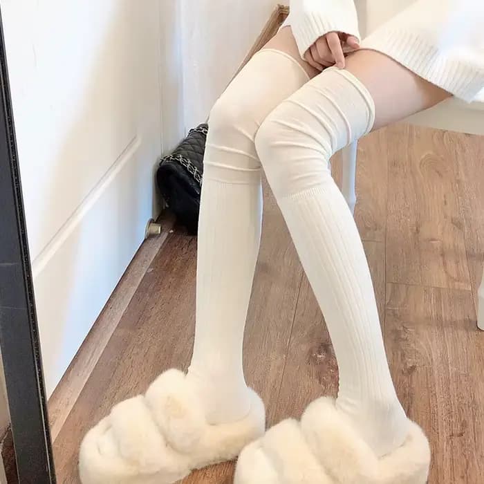Chaussettes femme automne et hiver tricot épais couleur unie cuisse haute bas bouclés noir blanc chaussettes pour femmes sur le genou garder au chaud