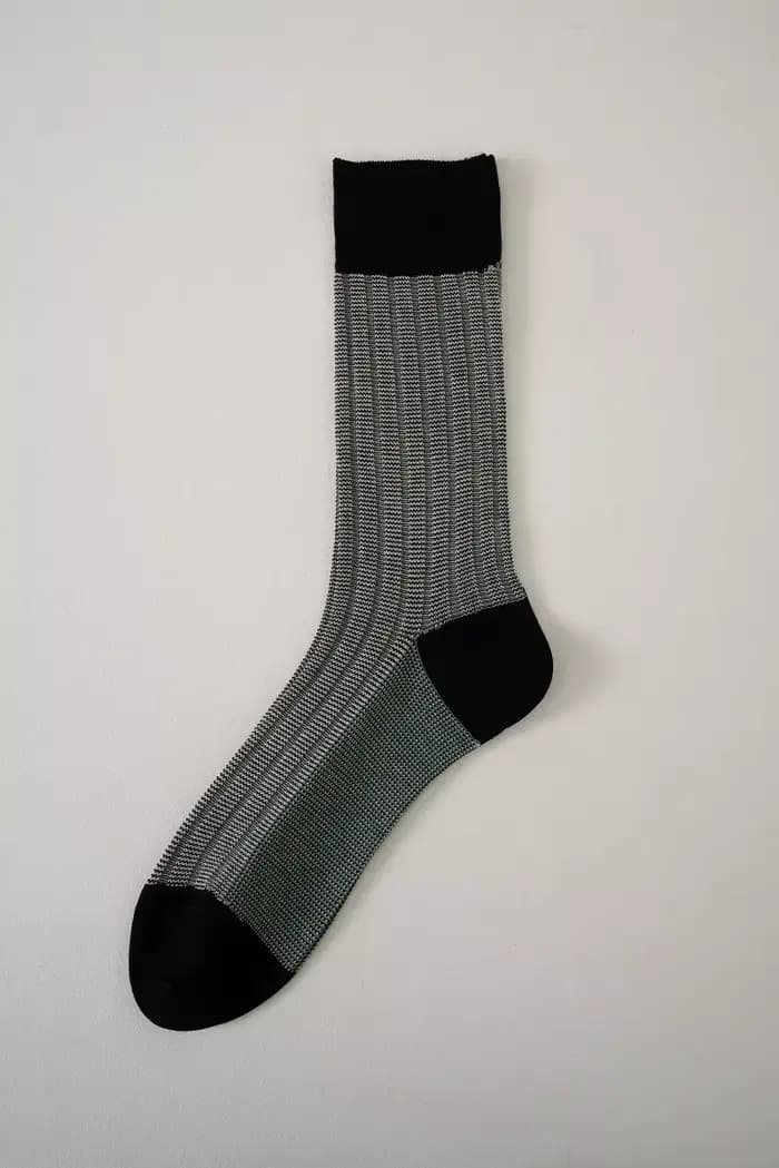 Les chaussettes tricotées confortables à la mode pour hommes et femmes sont douces et respirantes, adaptées aux vêtements décontractés au printemps et en automne