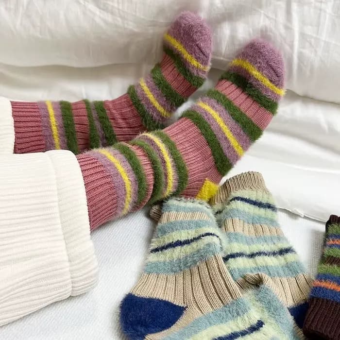 Chaussettes à rayures colorées pour femmes, chaussettes de sol en molleton de vison, douces et épaisses, en peluche, pour l'intérieur, automne et hiver