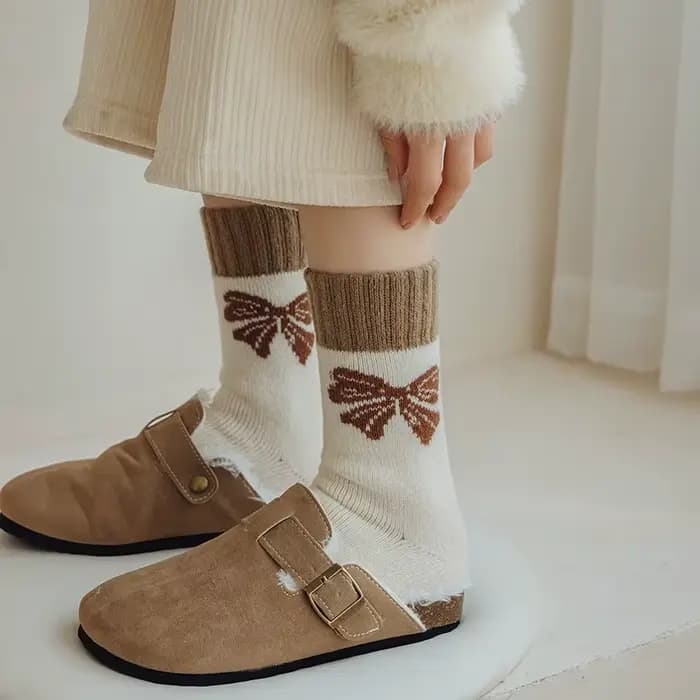 Chaussettes pour femmes mi-mollet, nouvelle collection automne-hiver, épaisses, chaudes, en coton et velours, avec motifs boucles, nœuds et rayures, résistantes au froid et au gel.