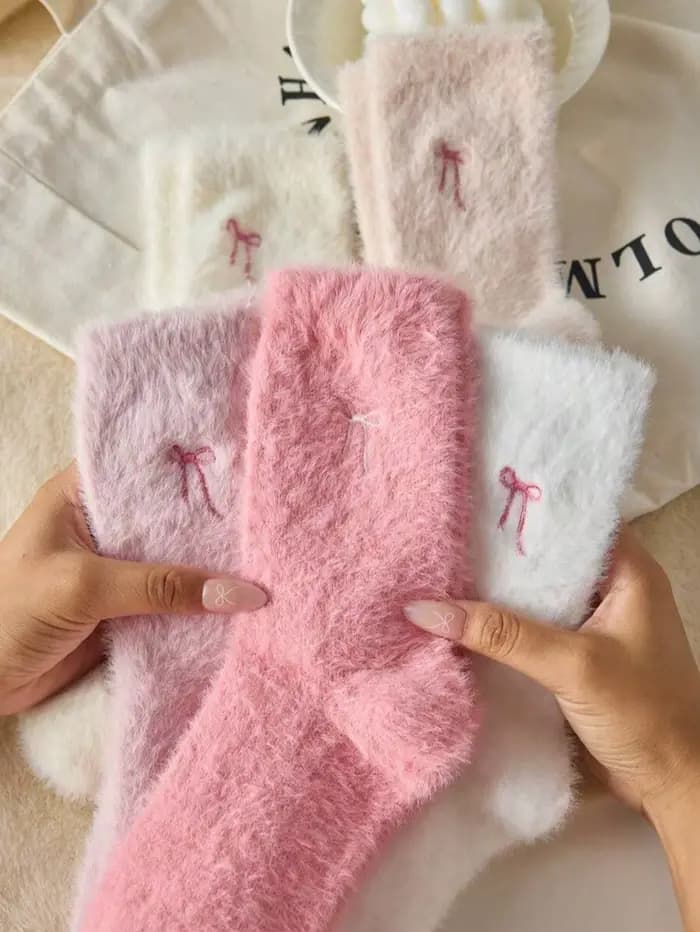 Chaussettes en peluche avec nœud papillon pour femme